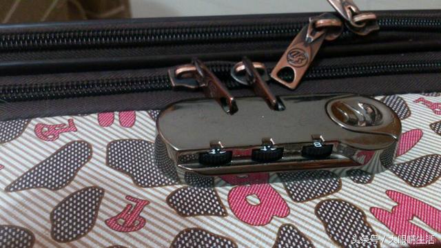 傲宇行李箱锁掉下来了，行李箱的锁锁住了怎么打开（三两下解决行李箱密码丢失问题）