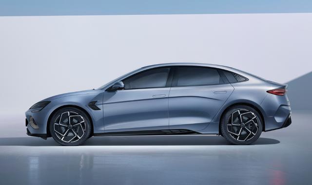 国产电动汽车排名前十名及价格，纯电动汽车排名前十名及价格（26万元纯电中型轿车谁更好）