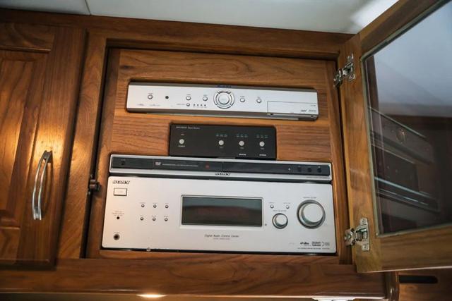 gta5改装车，gta5怎么改装车（ 让露营变野奢自带车库的超豪华房车）