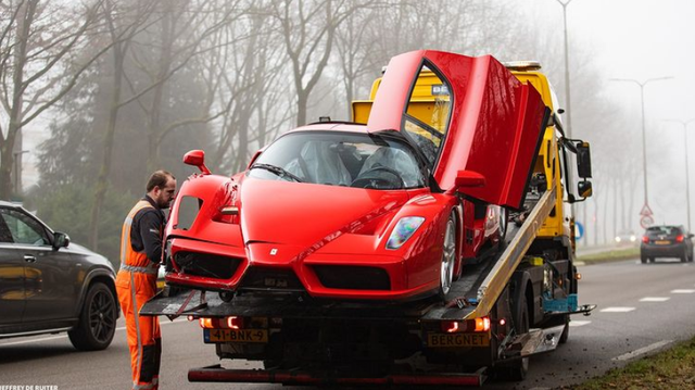 法拉利enzo多少钱，Ferrari中文名字怎么说（价值近4000万元的“车王”前后悬挂损失严重）