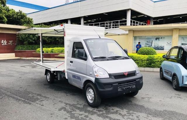 五菱单排3.3米小货车全款多少钱，五菱单排1.8小货车报价及图片（6轮+龙门架+1.8L）