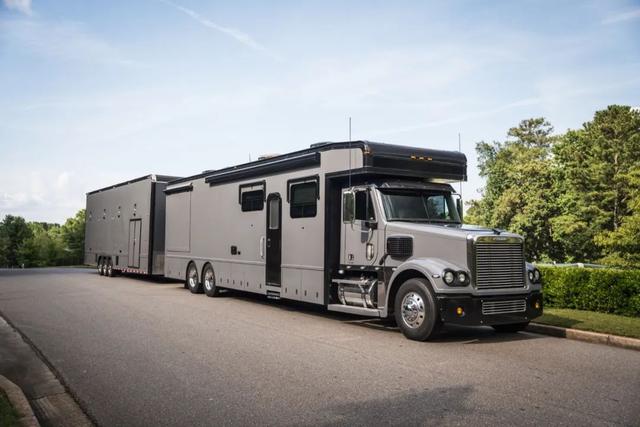 gta5改装车，gta5怎么改装车（ 让露营变野奢自带车库的超豪华房车）