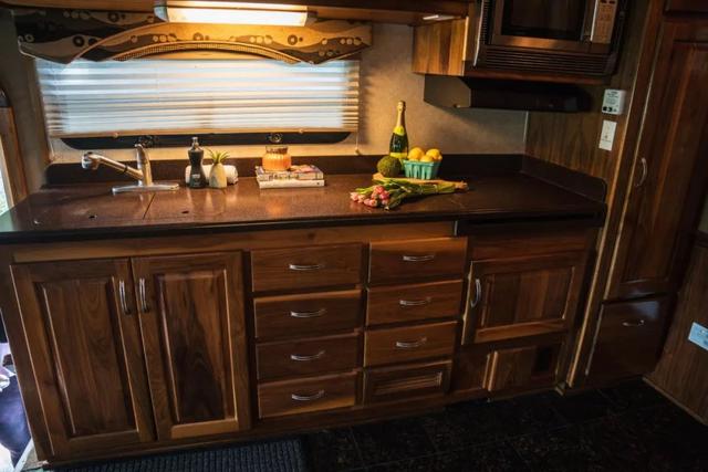 gta5改装车，gta5怎么改装车（ 让露营变野奢自带车库的超豪华房车）