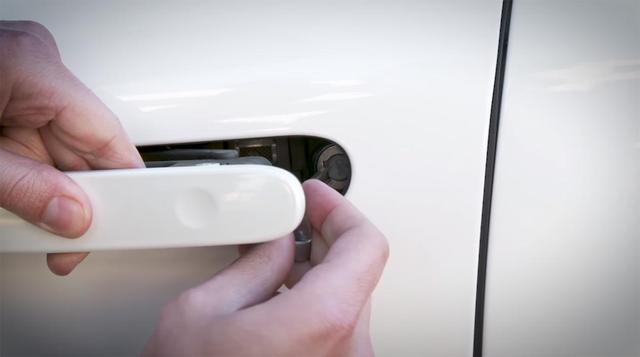 特斯拉开门方式，特斯拉车内开门键在哪（汽车电子门系统的不同操作方式真该学学）