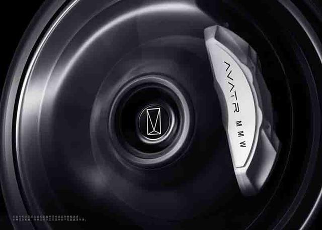 011是什么意思，绚丽多彩的意思（纪梵希总监告诉你什么是五彩斑斓的黑）