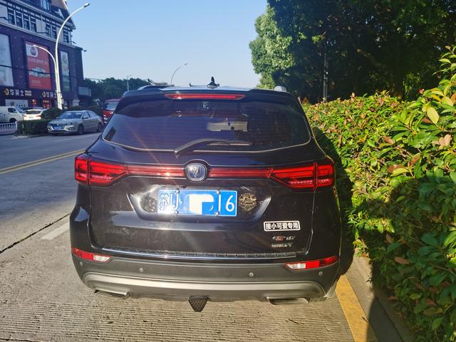 更换雨刮方法，更换雨刮的方法（给爱车更换雨刮）