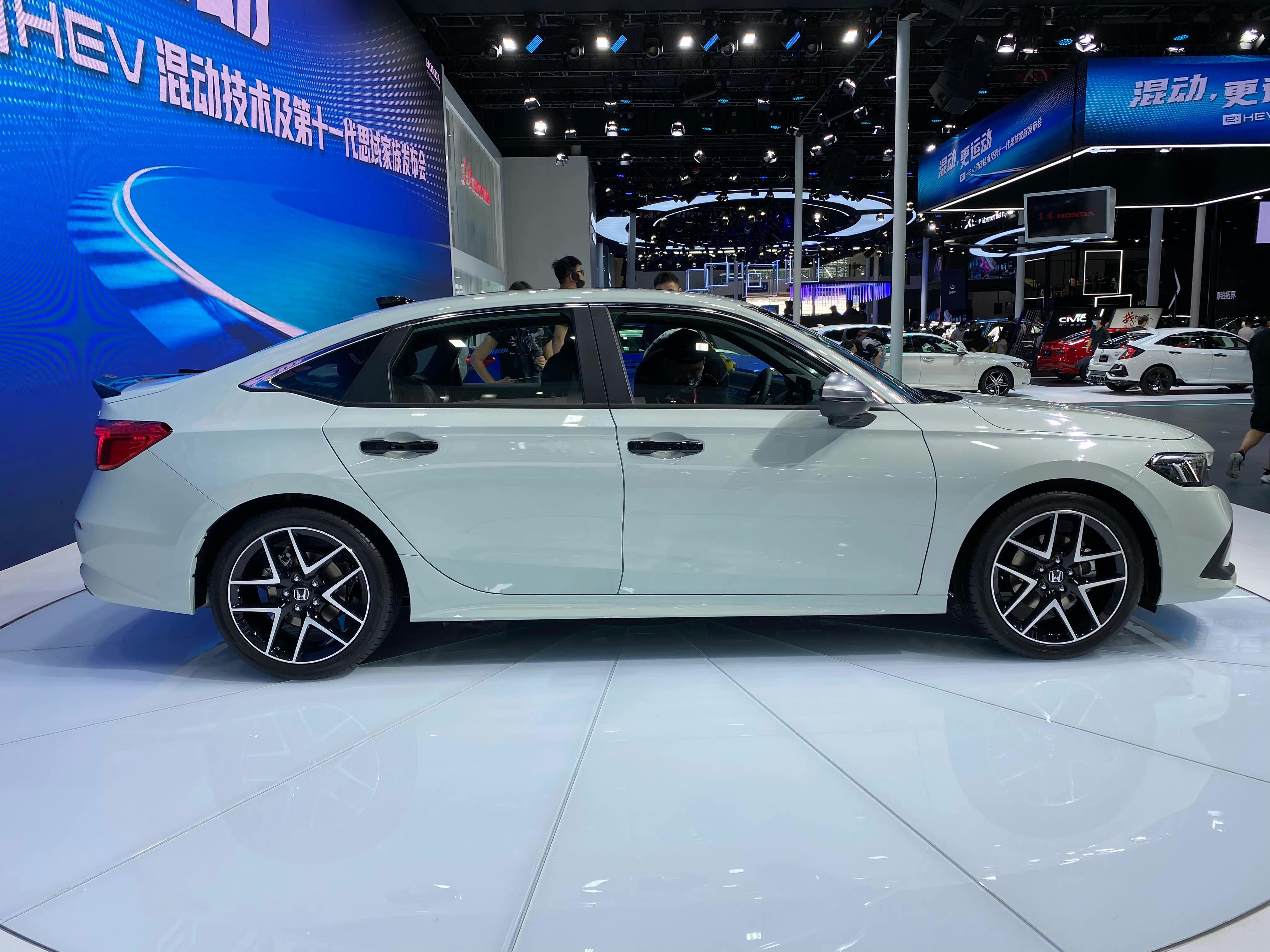 轴距为2735mm ,整体空间还是不错的本田思域e :hev 车身侧面