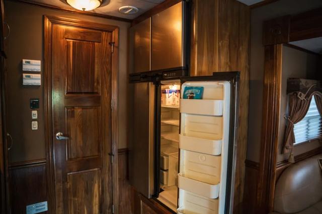 gta5改装车，gta5怎么改装车（ 让露营变野奢自带车库的超豪华房车）