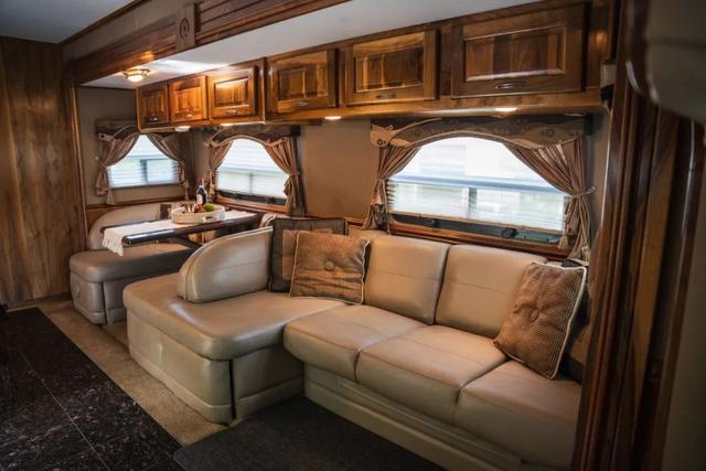 gta5改装车，gta5怎么改装车（ 让露营变野奢自带车库的超豪华房车）