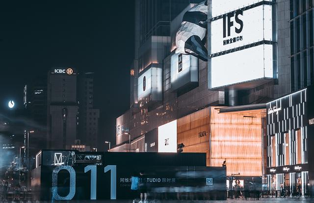 011是什么意思，绚丽多彩的意思（纪梵希总监告诉你什么是五彩斑斓的黑）