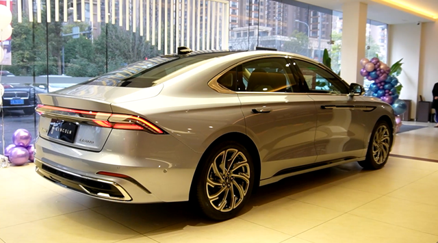 实拍林肯概念车，林肯标志和什么车标志很像（探店林肯Z：30万级新车颜王）