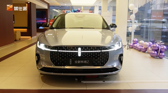 实拍林肯概念车，林肯标志和什么车标志很像（探店林肯Z：30万级新车颜王）