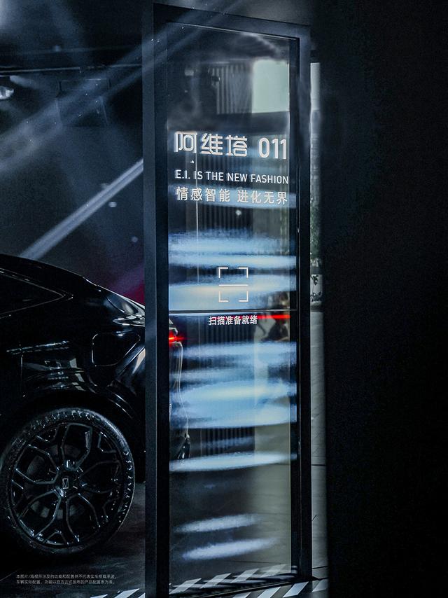 011是什么意思，绚丽多彩的意思（纪梵希总监告诉你什么是五彩斑斓的黑）