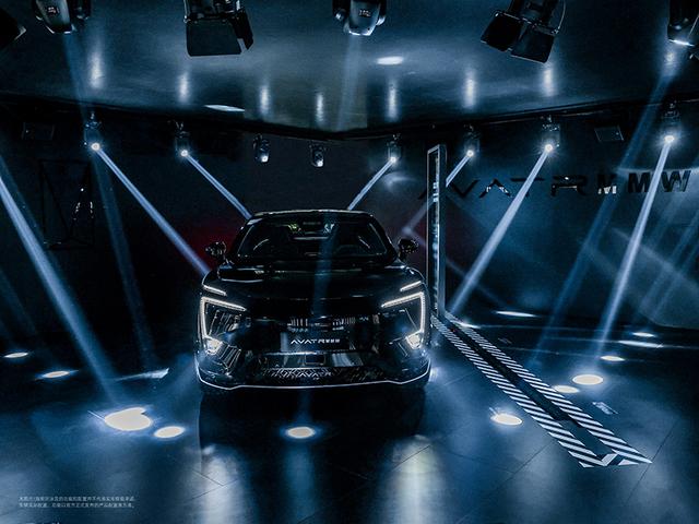 011是什么意思，绚丽多彩的意思（纪梵希总监告诉你什么是五彩斑斓的黑）