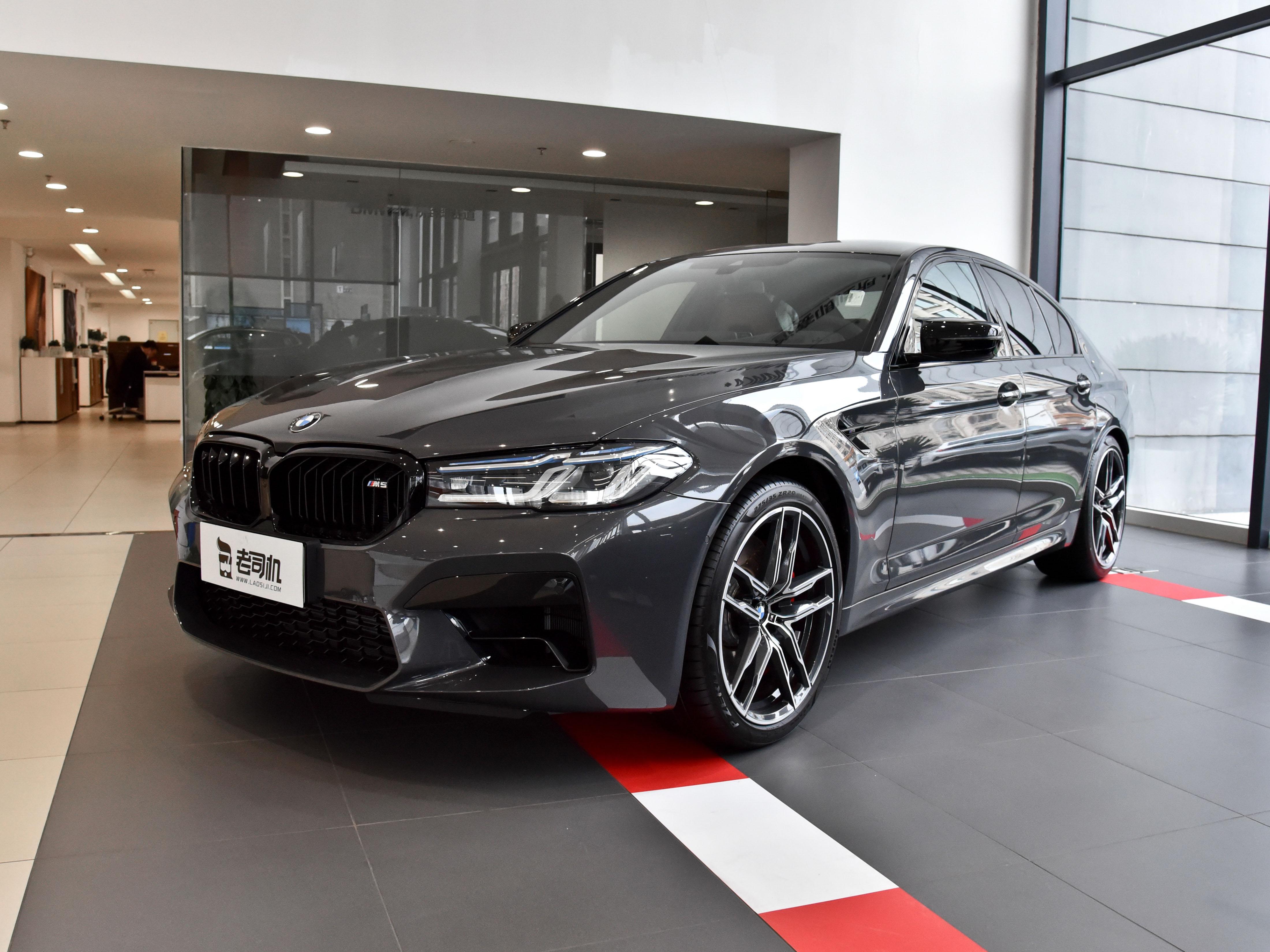 宝马m5 2021款的 m5前脸呈现了运动的型格设计风格,尺寸更大的双肾脏