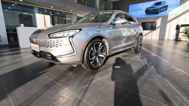 赛力斯汽车是哪家公司，赛力斯汽车厂家（车主抠“赛力斯”尾标换成“华为”车标）