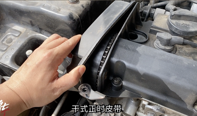 发动机皮带多久换一次，2011款宝来发动机皮带多久换（如何保养、更换费用）
