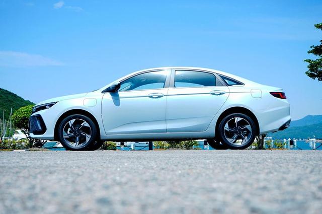 帝豪l雷神hix，吉利帝豪雷神hix与秦dmi（雷神Hi·X试驾测评）