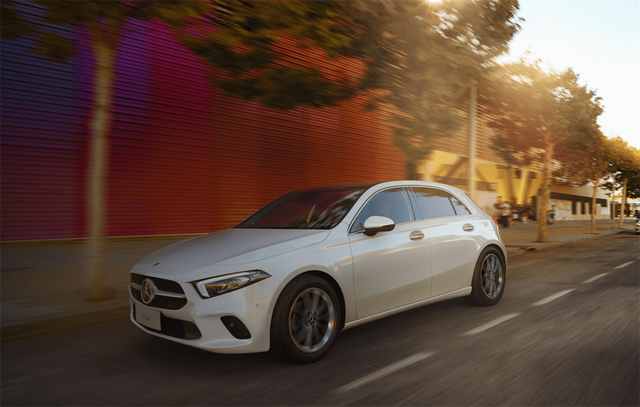 进口轿车车标，各类品牌轿车的标志是什么（20万落地的进口奔驰值吗）