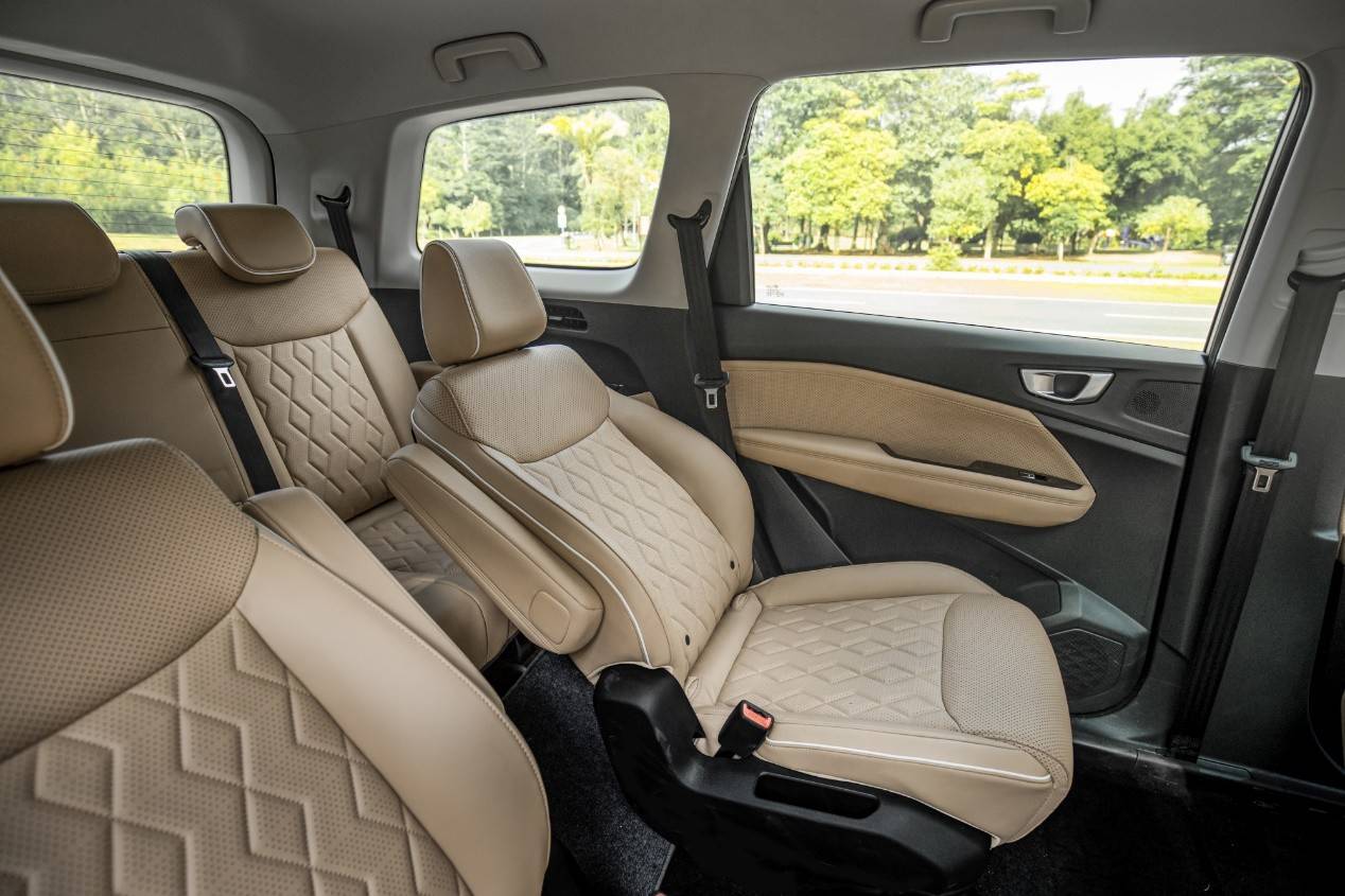 五菱佳辰的内饰设计风格比较有亲和力,温馨的配色贴合了广大家用消费