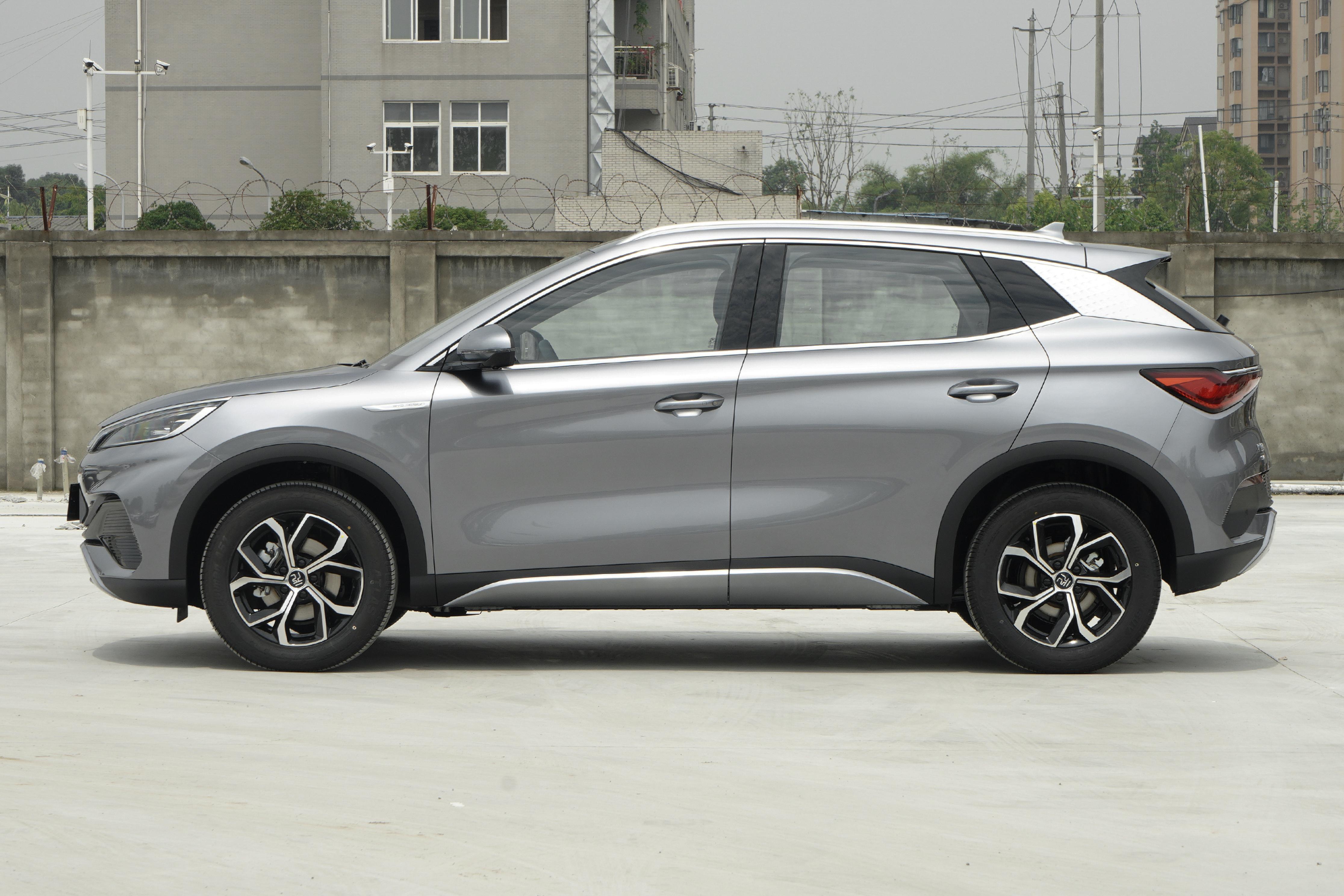 的大灯组,并在两侧大灯组中间采用了一条较宽的银色格栅饰板进行装饰