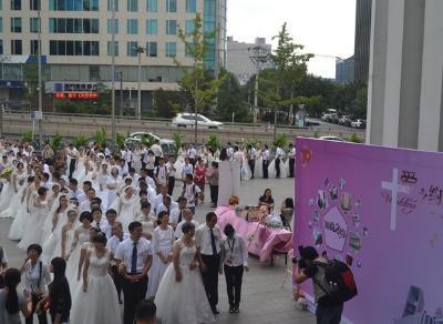 北京海淀堂70对夫妻举行集体婚礼