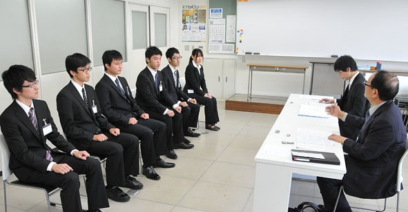 豆瓣影评: 日本大学生的就职环境——《何者》背后的真实与虚拟