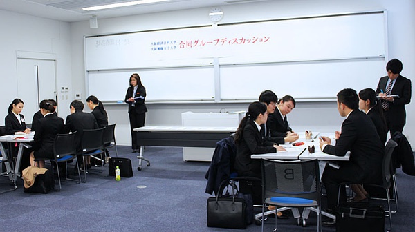 豆瓣影评: 日本大学生的就职环境——《何者》背后的真实与虚拟