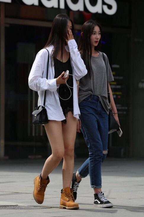 街拍：一到周末，女大学生和闺蜜手牵手一起去玩，个个都是美女！