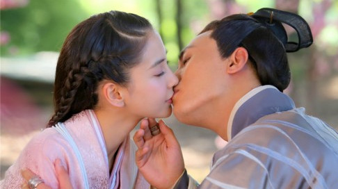 在《云中歌》电视剧当中,杨颖就这样与杜淳吻上了,仔细看,还真的很用