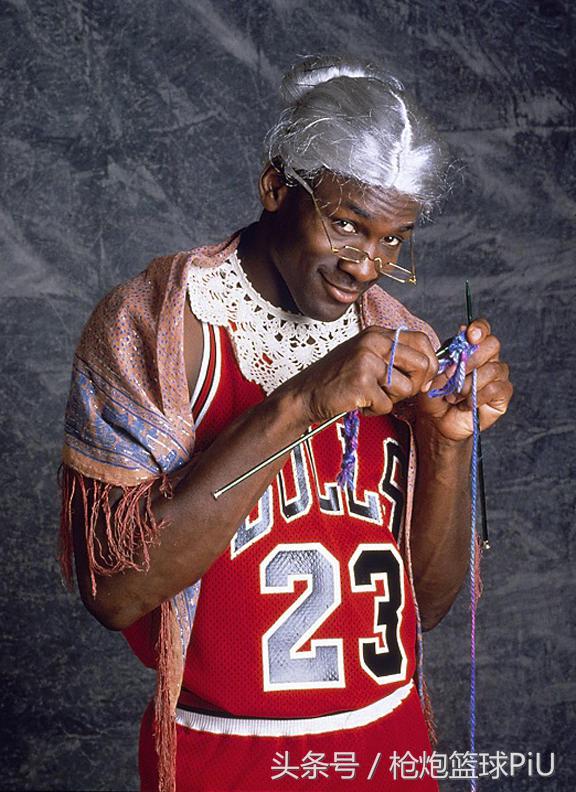 "而菲尔-杰克逊也曾表示"乔丹在现在这样的防守规则下要拿场均45分很