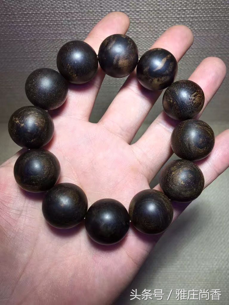 一,12颗沉香佛珠的含义:12颗的是20mm直径的手串,因为这么大的珠子