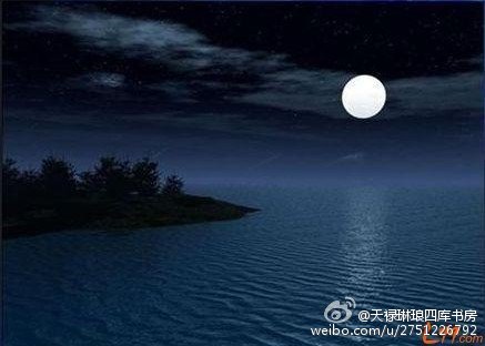 白银盘里一青螺.遥望洞庭山水翠,潭面无风镜未磨.