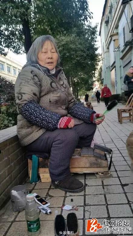 73岁老人长沙街头擦皮鞋11年 供孙女读书