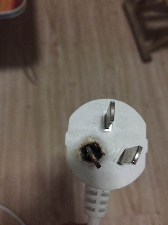 电热水壶的时候,突然闻着一股糊味,就赶快把电断了,最后拔出插座一看