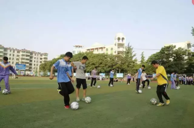 中学足球颠球完整教案模板(中学校园足球该怎么搞？这所学校的做法值得借鉴！)