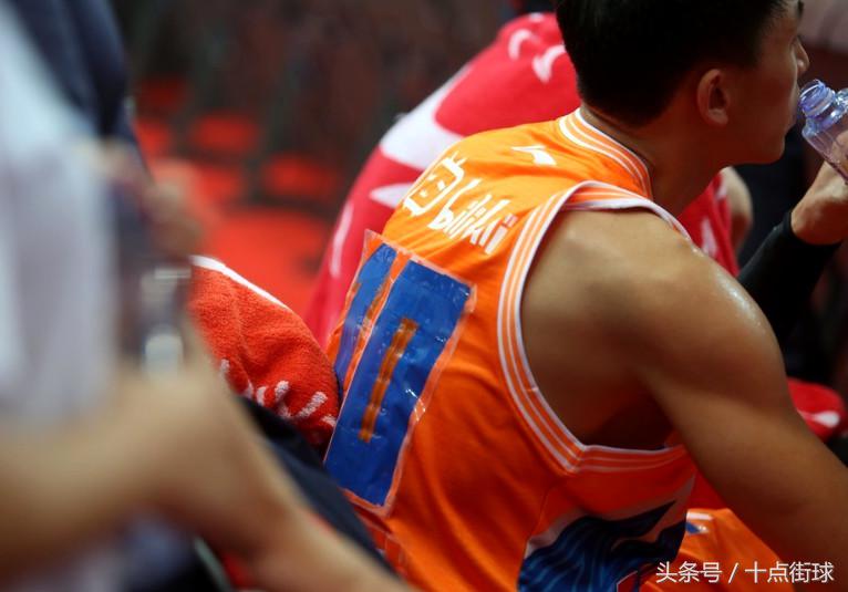 为什么nba球衣有黑布条(8张图让你看看CBA有多业余，球衣竟贴手写布条，麦迪也中招！)