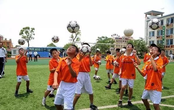 孔帕尼假期也在进行训练(当恒大队友庆祝三冠王时，他已经在曼城开始试训了！)