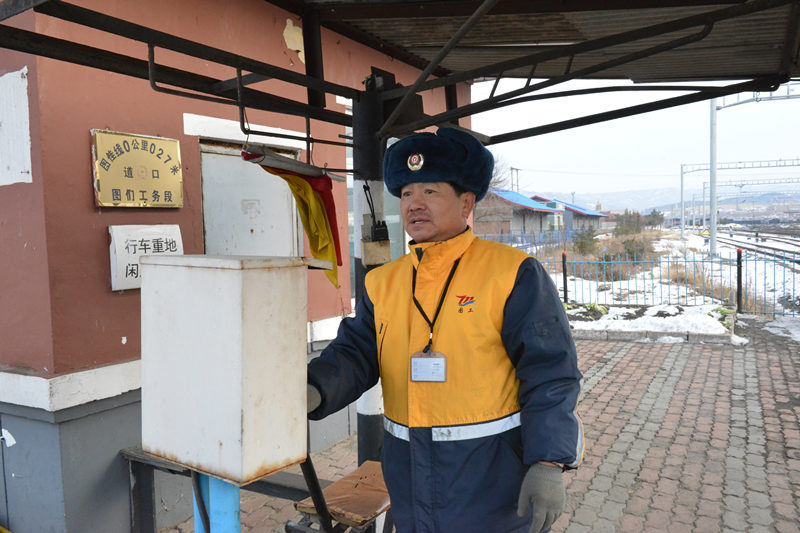 道岔设备在寒风中“喜迁新居”