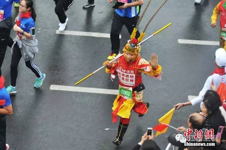 江西体育频道在线直播(央5直播、万人开跑、大圣白娘子济公齐上阵···南昌首届国际马拉松圆满结束！)