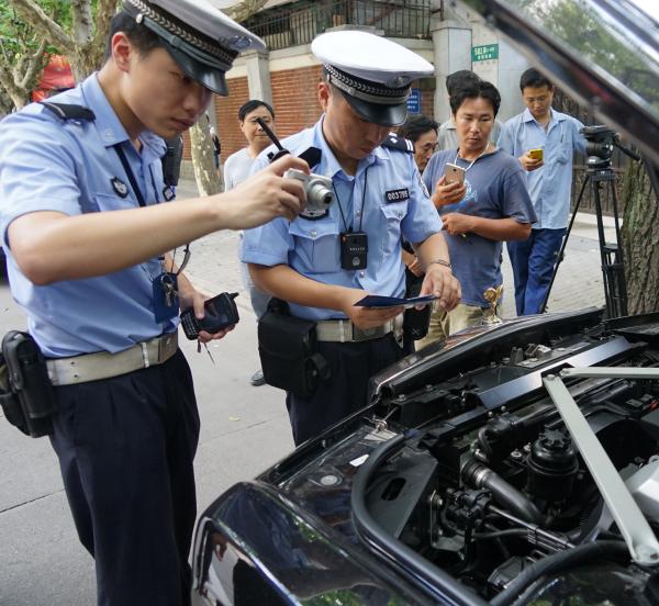 劳斯莱斯挂粤澳两地假车牌被查 司机将被拘15天