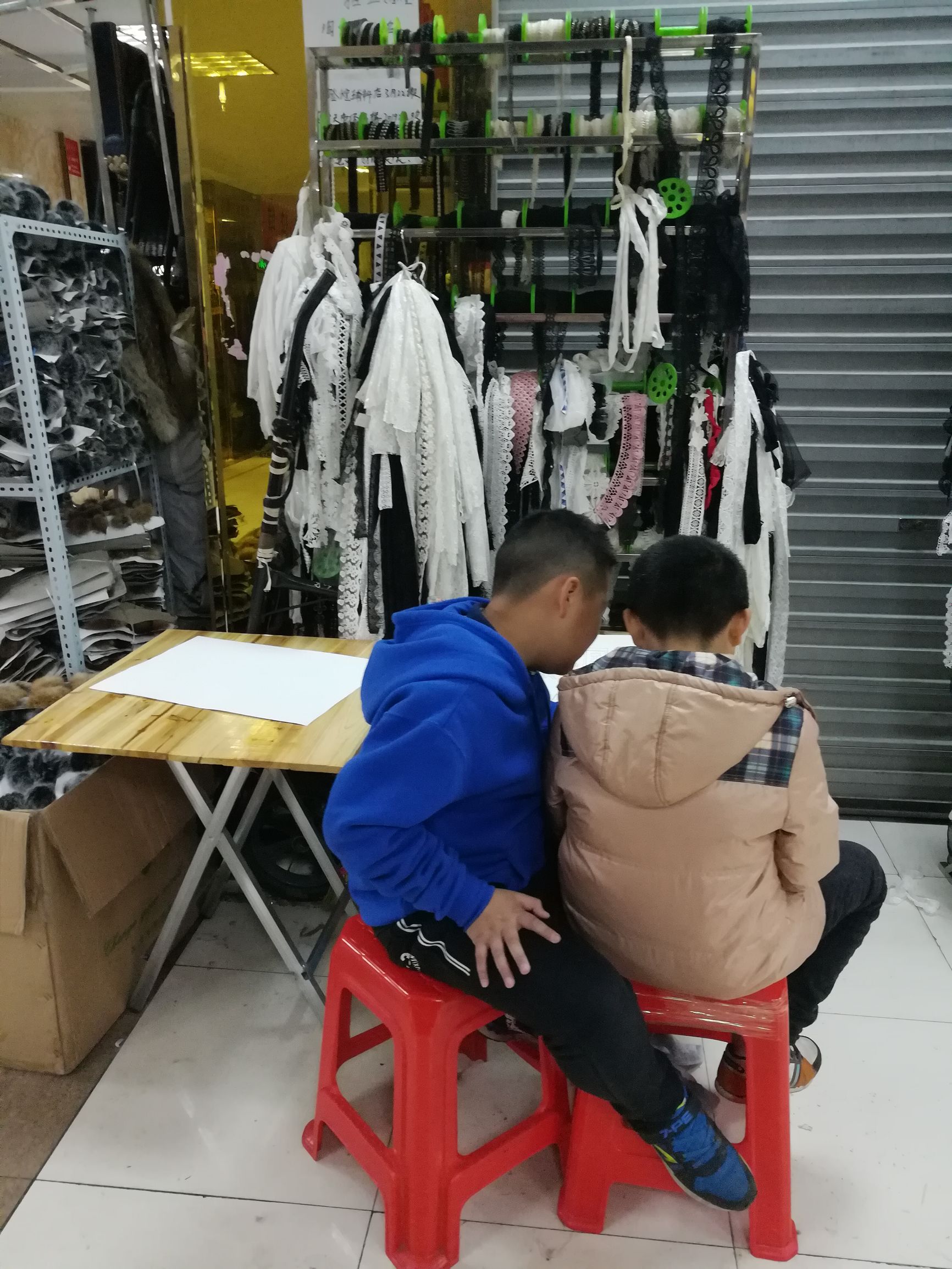 实拍株洲最大服装辅料市场，拉链纽扣皮草都是加工品