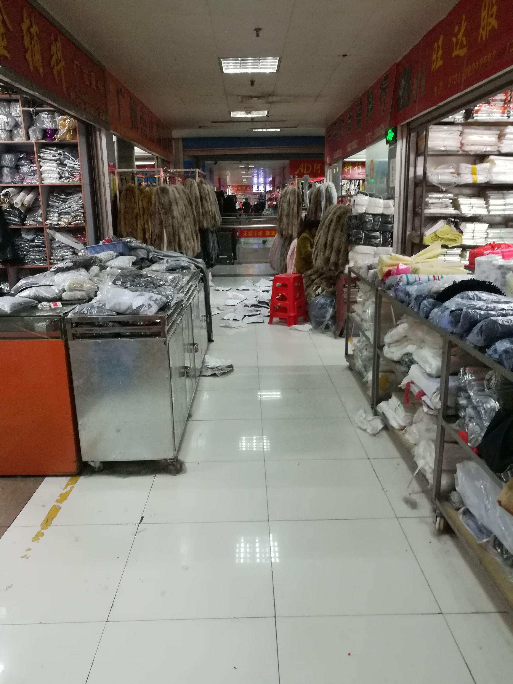 实拍株洲最大服装辅料市场，拉链纽扣皮草都是加工品