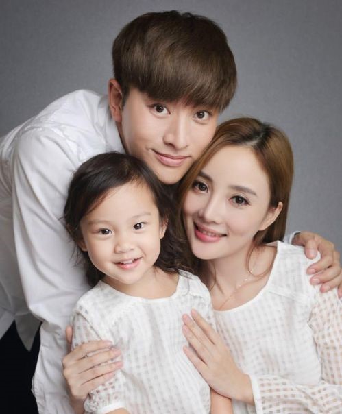 贾乃亮贾乃亮和李小璐一直是娱乐圈中高调秀恩爱的情侣,贾乃亮多次在