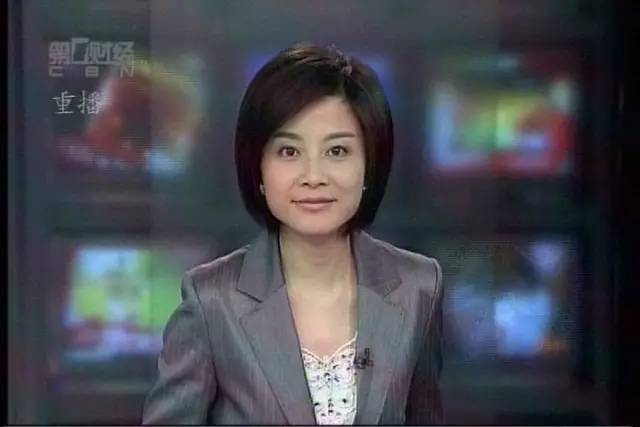 在上海有线电视台担任财经节目主持人,后担任第一财经频道主播