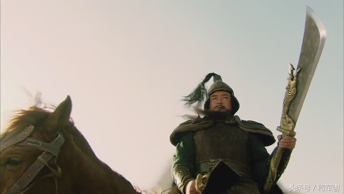 《水浒传》中，后上山的关胜为何能压“三朝元老”林冲一头？