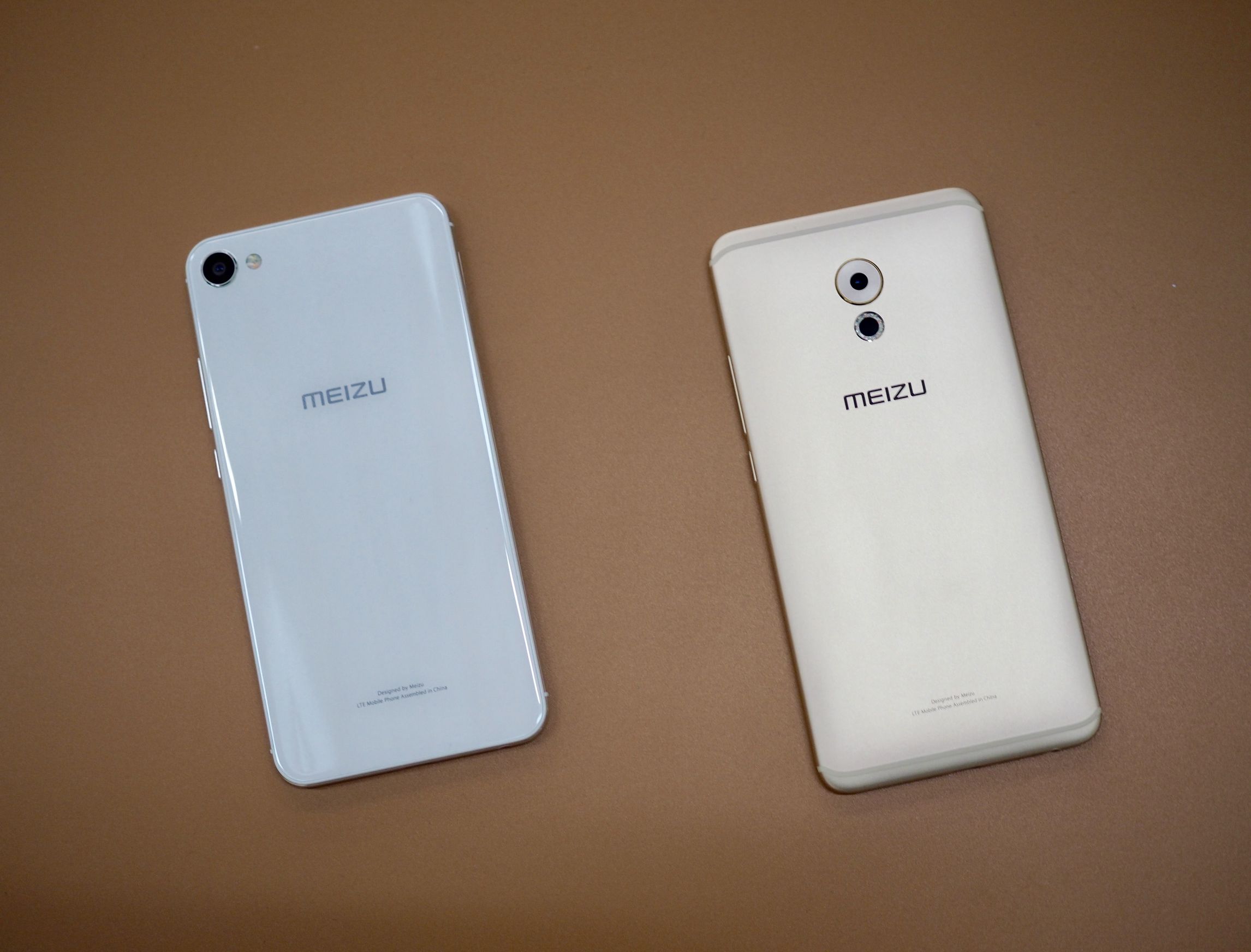 魅蓝 x 和魅族 pro 6 plus在机身背面,pro 6 plus 延续了 pro 6 时