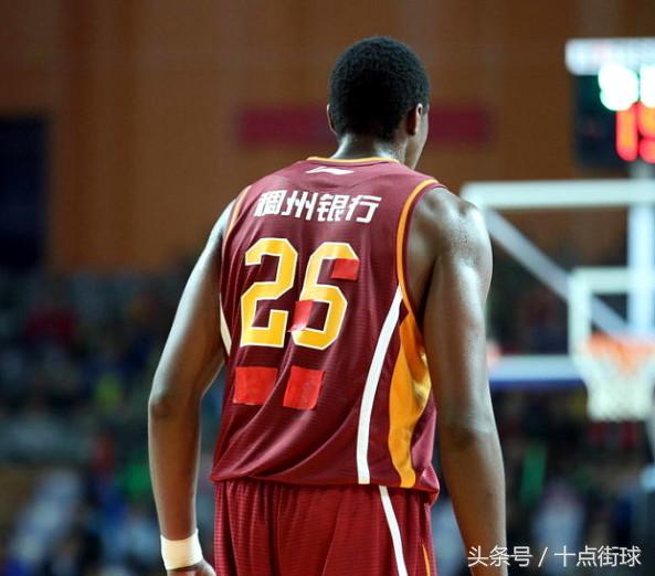 为什么nba球衣有黑布条(8张图让你看看CBA有多业余，球衣竟贴手写布条，麦迪也中招！)