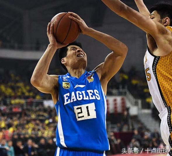 为什么nba球衣有黑布条(8张图让你看看CBA有多业余，球衣竟贴手写布条，麦迪也中招！)