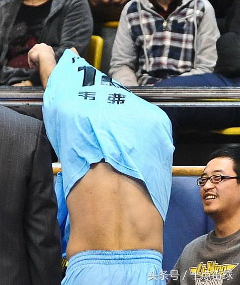 为什么nba球衣有黑布条(8张图让你看看CBA有多业余，球衣竟贴手写布条，麦迪也中招！)